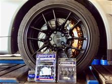 RAYSとENKEIの軽さにこだわった競演!? ホイールナットを貫通タイプのRAYSレーシングナットに交換。雨水の侵入を防いでくれるレーシングナット用ヘッドキャップも組み合わせました。 