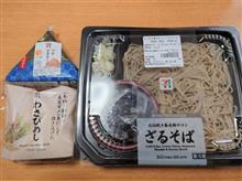 セブンのざるそばとおにぎりを～♪