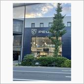 お！プジョーの新しいロゴの店。