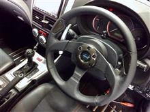 運転中にしょっちゅう触れるところと言えばステアリングとシフトノブですね。ステアリングは“momo JET”に、シフトノブは“momo NERO”に交換して、見た目も操作感もグッとスポーティに!!