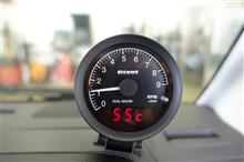 “pivot DUAL GAUGE RS”を取り付けたら、田んぼに行く時でも気分が上がりますよ!! 回転だけじゃなくて、水温、吸気温、電圧も表示できるようにしたら、軽トラだってまるでスポーツカー!!