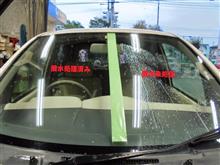 雨の日にフロントウインドーの雨がきれいに流れず、ワイパーで拭き取っても前が見えにくいのは、“油膜”が大きな原因。油膜をしっかり除去してから施工する“ガラス撥水コーティング”で良好な視界を確保!!