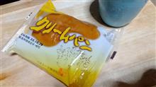 パンを食べ、手芸に勤しむ。