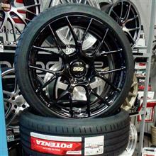 ツヤッツヤのブラックがスポーティでありながらあでやかな“BBS RE-V7”に“POTENZA S007A”を組んで装着準備完了。走りを楽しむためのタイヤ＆ホイールです!!