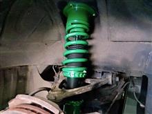 ロータリースポーツですからハードな走行シーンでも存分に楽しみたいので、“TEIN MONO SPORT”を装着し足回りを引き締めました。ほどよく車高を落として、街中でも気持ちよく走れます。