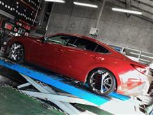 スタッドレスタイヤへの履き替えシーズン到来ですが、“BLITZ DAMPER ZZ-R”で潔くがっつりローダウン。美しく流麗に仕上がりましたが、このまま雪道を走るかどうかはまだ未定です。
