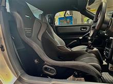 2シーターミッドシップスポーツにはやはりフルバケットシートが似合います。運転席をカムイ/ブラックxグラスメッシュ/シルバーの“RECARO RS-G”に交換しました!!