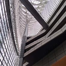 国際フォーラムの天井て