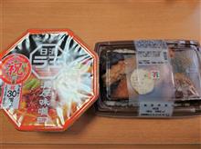 セブンの海苔弁当とラ王濃厚味噌を～♪