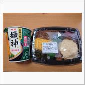 ファミマの３色そぼろ＆チキン ...