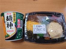 ファミマの３色そぼろ＆チキン南蛮弁当と麺神濃香豚骨を！！