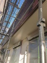 中塗り・上塗り終了、付帯部塗装中