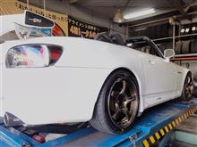 “POTENZA S007A”を組み合わせてピュアFRスポーツに装着したのは“ADVAN Racing TCｰ4”。アンバーブロンズメタリックカラーにリムフランジのダイヤモンド切削加工がステキです。