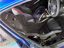 4WDスポーツのハイパフォーマンスに堪能するには、やっぱりこのシート!? 街乗りもいけちゃうフルバケット“RECARO RS-G”が、身体を包み込んでしっかりホールドしてくれます。