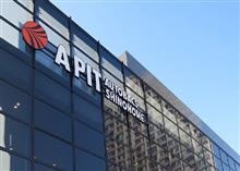 アバルト、エンブレムステッカーを貼る