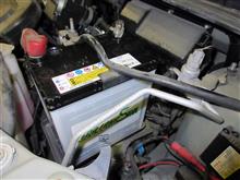 突然やってくるバツテリー上がりは、ホントに厄介。ブースターケーブルでつないでなんとか動かしましたが、テスターでチェックするとやっぱり要交換でした。エコロングセーブに取り替え、無事復活です。