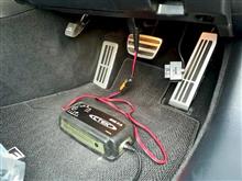 バッテリー充電器のCTEKでバックアップを取りながらバッテリー交換しました。アイドリングストップ車用”エコロングセーブIS”を取り付け、これからの季節もより安心です。