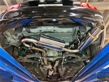 モータースポーツシーンをイメージさせる精悍な砲弾型マフラー“柿本改 HYPER FULLMEGA N1 + Rev.”でキメました。ストリートだってよりアグレッシブに楽しんじゃいます!!