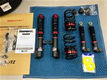 少しお尻上がりの前傾姿勢が気になっていたので設定が追加されたばかりの“BLITZ DAMPER ZZ-R”でバランスよくローダウン。フロント-10mm、リア-40mm下げて、スマートに仕上がりました。