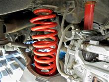 「tanabe SUSTEC DEVIDE UP210」を用意してサクッとリフトアップ!! 30mmほどのアゲですが、かなり迫力が出ましたね。チラ見えの赤いスプリングがいい感じです。