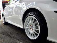 白いボディカラーに白いホイール。スポーツモデルでなくてもこの組み合わせには憧れます。競技用ホイールのノウハウが詰まった“ENKEI sport RC-T5”を装着しました!!