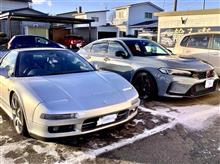 新旧2台のホンダスポーツがこうして駐車場に並ぶ姿はカンドー的。”ブリザックVRX3 ＆ ウェッズスポーツRN-55M”の スタッドレスタイヤセットを装着して、冬もその魅力を楽しみます。 