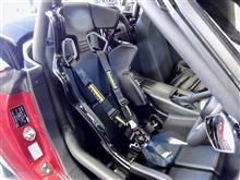 サーキットで鎬を削るなら、やはりこのシート!! ウルトラローポジションベースフレームを使用して“RECARO PRO RACER RMS 2700G”をロールケージをかわしつつ装着。