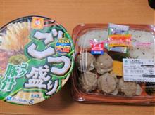 ファミマのごま油香る！シュウマイ弁当とごつ盛りコク豚骨ラーメン！！