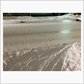 積もった雪道も轍ができていた ...