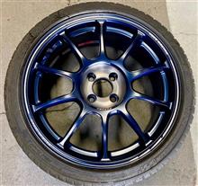 進化した“VOLK RACING ZE40 TIMEATTACK Ⅲ”。持ち前の強靱さにこだわりつつ軽さを徹底追求した第二世代タイムアタックⅢは、美しいメタリックブルー/マットブラッククリアーも魅力！