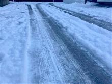 南国高知が“雪国”になっちゃいました！ 昼間に解けた雪が固まってまるでスケート場のようなカッチコチのアイスバーンも出現。慣れない雪道の走行はやっぱり疲れますね。