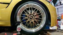 「BBS LM 限定モデル “ダイヤモンドゴールド &#215; BKBDリム”」は、目に眩しいオースチン･イエローのボディに負けない存在感。KW HASでローダウンした姿に美しく融け込みました!!