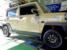 もっとSUVらしく!! というときにはほどよいリフトアップが気分を盛り上げてくれます。“tanabe SUSTEC UP210”で、フロント約30mm、リア約15mmアゲでマッスル感グッとアップです！