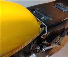 シートカウルの隙間①