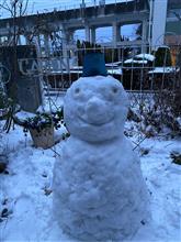 家の庭に雪だるま☃️