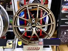 BBS RI-Aのマットブロンズは艶を抑えた深みのあるブロンズカラーが素敵です。LMのダイヤモンドゴールドも上質感たっぷり。そしてLM-Rはダイヤモンドブラックのディスクだとシブいですね〜