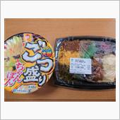 ファミマの３色そぼろ＆チキン ...