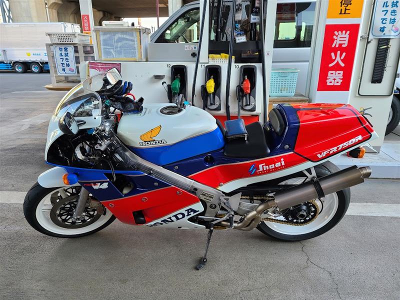 RC30のタンクに傷をかまして震えた木曜日。｜朝霞の種馬rebornの
