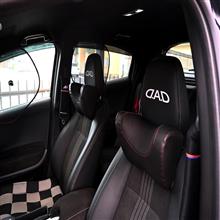 DADギャルソン製品を買うとおまけで必ず同封されているロゴステッカー。どうにかしてこいつを使えないかと思いカットしてそれぞれ合いそうなヶ所に張り付けてみました。まずDADのロゴはヘッドレストに付けて、