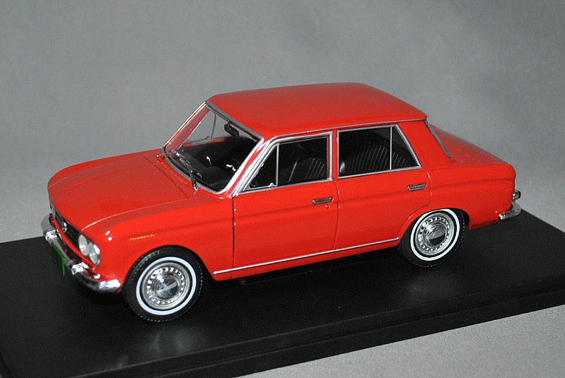 1/24 Nissan Blue Bird 4 Doors Sedan Plastic Model