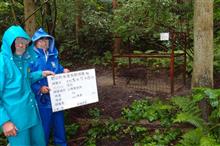 なんでこんな雨の日に・・・