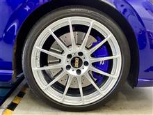純正装着タイヤの“POTENZA S005”にダイヤモンドシルバーの“BBS FS”をセット!! 快適性を損なわずに高性能を手に入れた4WDスポーツハッチに、ぴったりの組み合わせです。