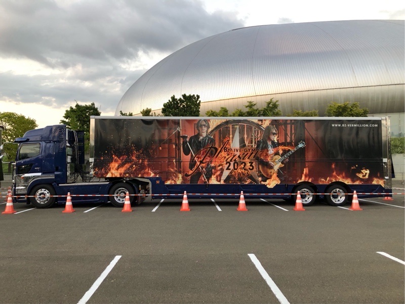 B'z LIVE-GYM Pleasure 2023 、ツアートラック！ - メルカリ