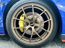 マットブロンズが印象的なBBS RI-Aの奥に覗く黄色いキャリパーが実にスポーティ。“ENDLESSブレーキキャリパーキット”の装着で、より強力なストッピングパワーを手に入れました!!