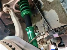 “TEIN FLEX Z”でスタイリッシュにローダウン。フロントの減衰力調整はラクラクですが、リアはトランクの内装を加工してアクセスしやすくしました。ほどよく下げて男前です。