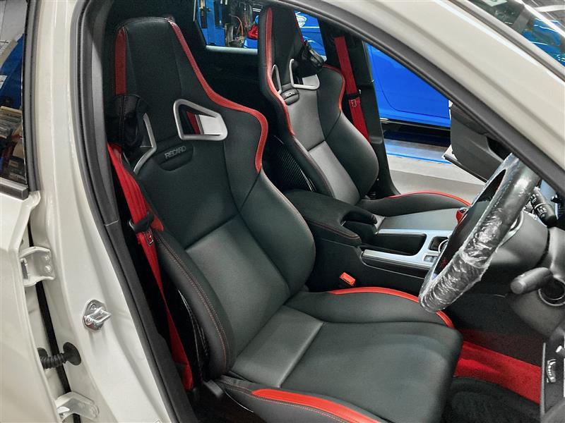 伝統の真っ赤な純正シートから、レカロの最高峰、“RECARO SP-X