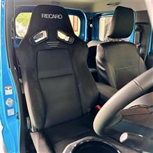 もともとのシートポジションが高いと乗降性が気になりますが、座面サイドのサポートが低い”RECARO SR-7F”は使い勝手もいいですね。オールブラックのGUモデルは、上質かつ精悍な印象です。