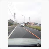 対向車、センターラインをはみ ...