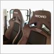 2脚お揃いで装着したのは”RECARO SR-7F GU”。シックなブラウン&#215;ブラックを選んで、運転席にはアームレストも組み合わせました。快適性向上にはこれがイチバン!!