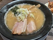 今日は鶏出汁のこってりラーメンを頂きました　妻は旨辛ラーメン。どちらもなかなか美味かったです　クーポンでミニ唐揚げを2人で4個ゲットこれもまた美味い👍　